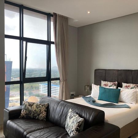 Urban Awe Apartment- Itowers 18Th Floor กาโบโรเน ภายนอก รูปภาพ