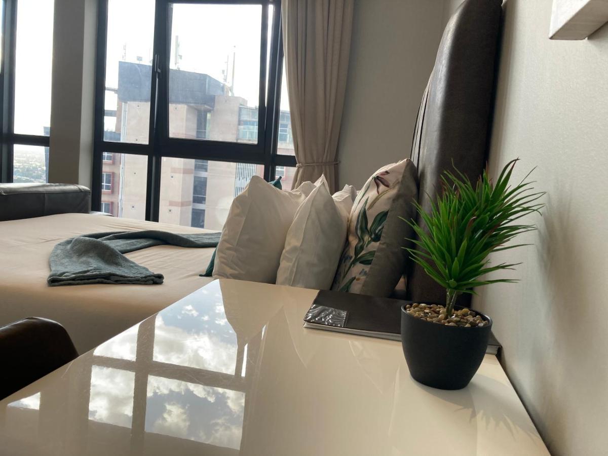 Urban Awe Apartment- Itowers 18Th Floor กาโบโรเน ภายนอก รูปภาพ