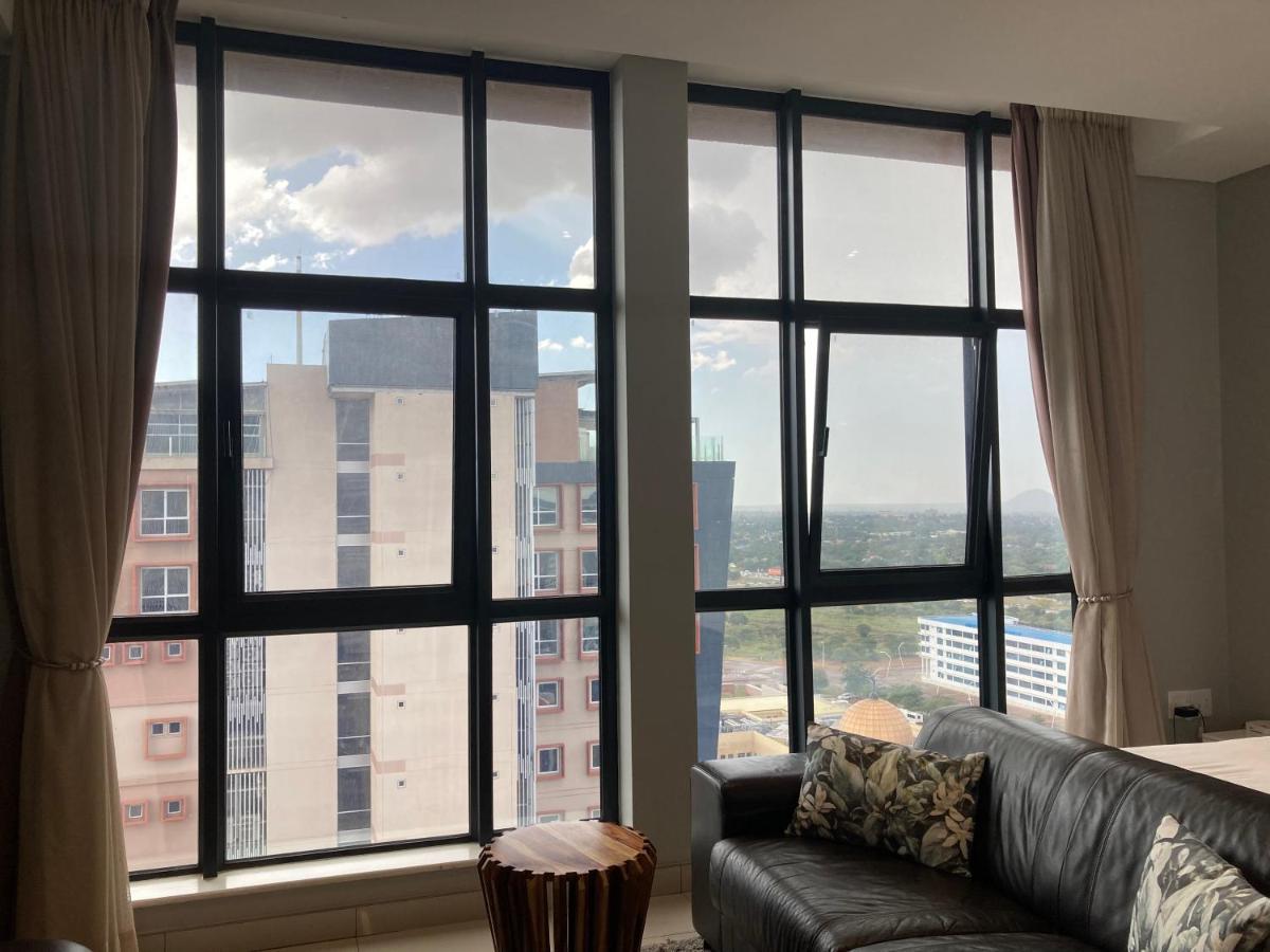 Urban Awe Apartment- Itowers 18Th Floor กาโบโรเน ภายนอก รูปภาพ